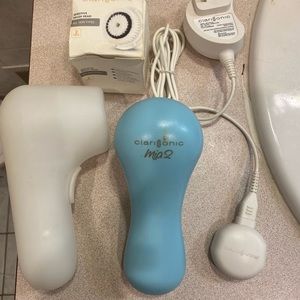 Clarisonic Mia 2 w/ charger and replacement brush head